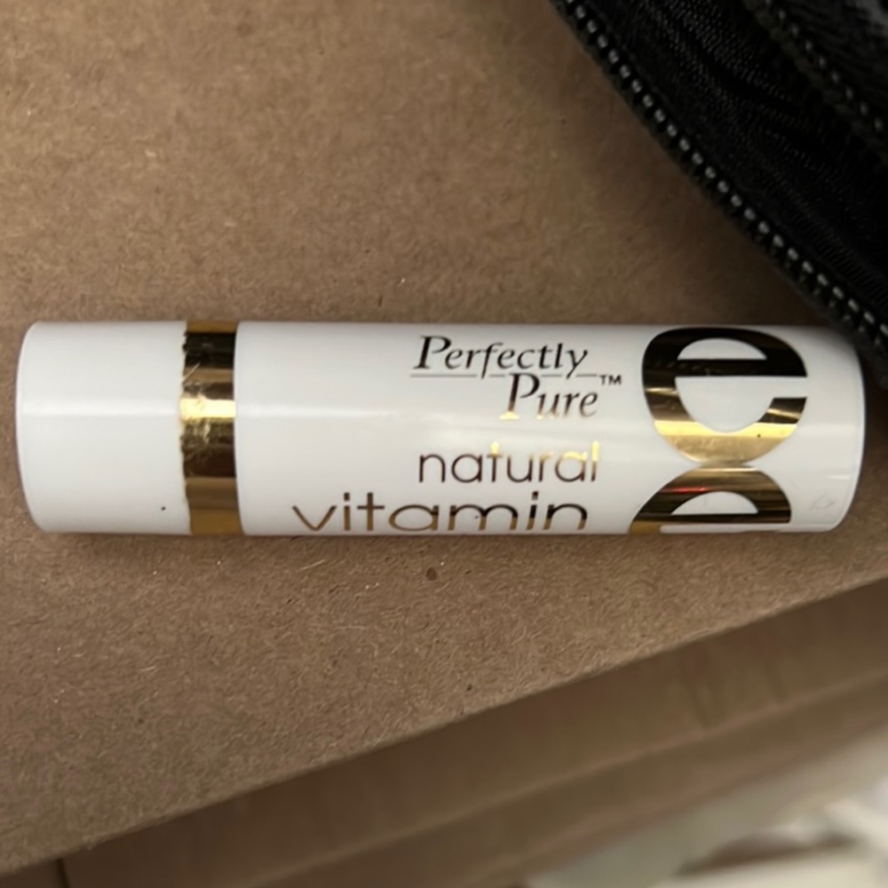 Perfectly Pure Natural Vitamin E Moisturizing Stick Lip Balm - White and Gold